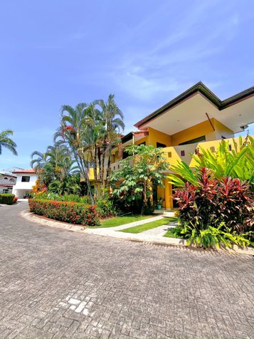 SE VENDE LUXURY VILLA BEACH FRONT | HERMOSA | HERMOSA PALMS en Jacó, Garabito, Puntarenas — $949,000 - Foto 2 de 25