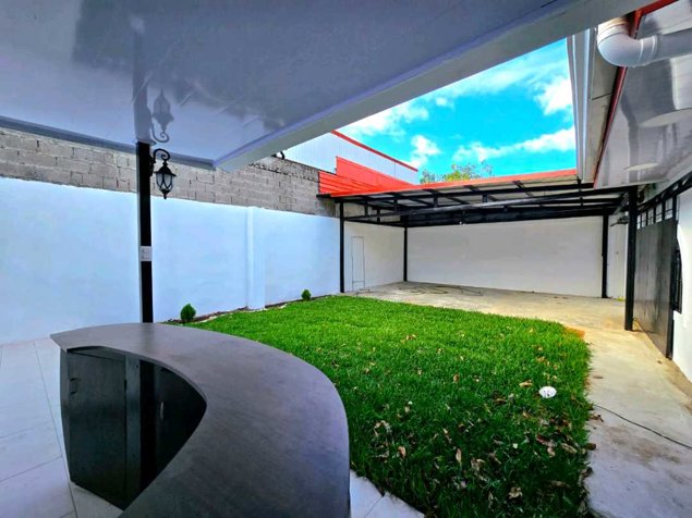 CASA CON APARTAMENTO INDEPENDIENTE EN ROHRMOSER. in Pavas, San José — $400,000