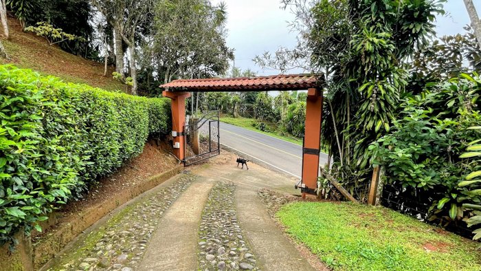 SE VENDE CASA ESTILO CHALET – SAN PEDRO, SAN RAMÓN en San Pedro, Poás, Alajuela — $605,000 - Foto 3 de 47