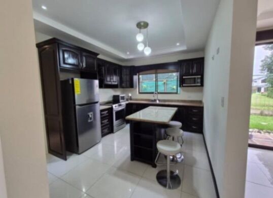 Casa con dos habitaciones en condominio in Ulloa, Heredia — ₡ 140 000 000 - Photo 3 of 12