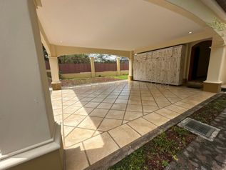 27-566 / Venta de hermosa y amplia casa ubicada en Mora Colon en Colón, Mora, San José — $550,000 - Foto 5 de 16