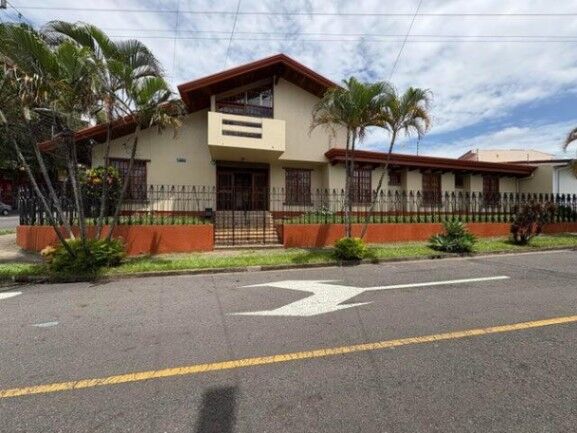 Casa esquinera con uso mixto y gran jardín en Alajuela #26-748 GS en Alajuela — $750,000