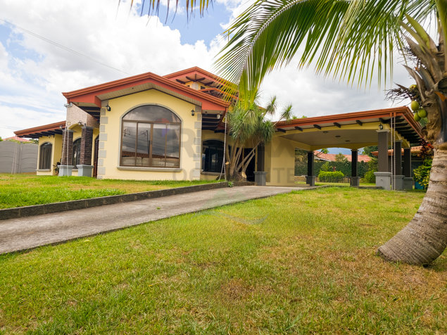 Casa de Lujo en Grecia para Renta | Piscina, Seguridad en Grecia, Alajuela — $2,250 - Foto 2 de 36