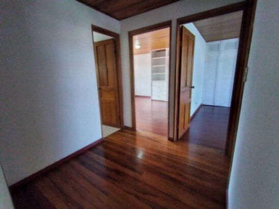 Se vende espaciosa casa para inversión en Yoses Sur 23-305 en Zapote, San José — $275,000 - Foto 2 de 22