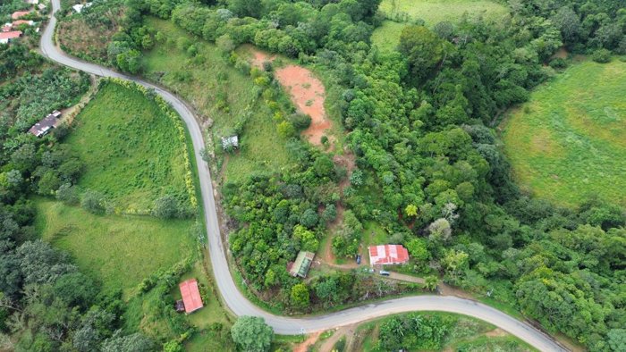 VENTA DE FINCA DE 8.1 HA CON DOS CASAS Y FRENTE DE RIO EN LAS MESAS, PEREZ ZELEDON en Cajón, Pérez Zeledón, San José — $375,000
