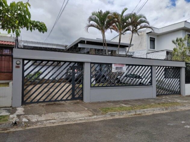 Venta casa 1 nivel amplia con jardín y 4 parqueos $461,375 #26-1822 GS in Uruca, San José — $461,375