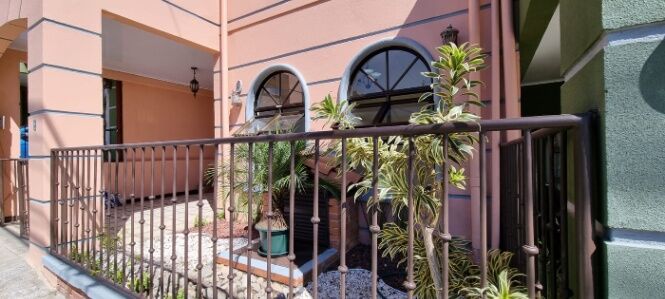 Viva en la mejor casa de Alajuelita, en un exclusivo condominio, seguridad 24/7 y bellas amenidades en Alajuelita, San José — ₡ 90 000 000