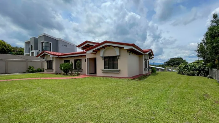 House for Rent in San Pedro de Sarchí en Grecia, Alajuela — $1,500