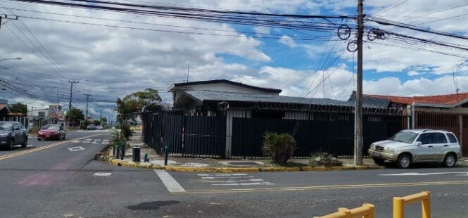 CASA EN VENTA EN TIBÁS SAN JOSÉ in San Juan, Tibás, San José — ₡ 167 000 000