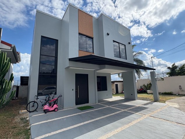 Se vende casa en condominio de lujo cerca del aeropuerto en Guácima, Alajuela — ₡ 195 500 000