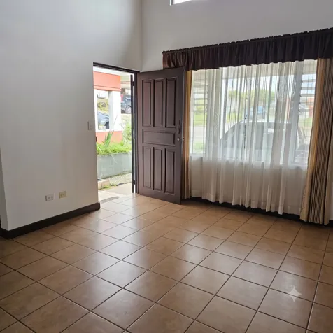 Casa en Venta en Guadalupe,Mata de Platano,Alquilada,Res. Cerrado en Mata de Plátano, Goicoechea, San José — ₡ 65 000 000 - Foto 2 de 17