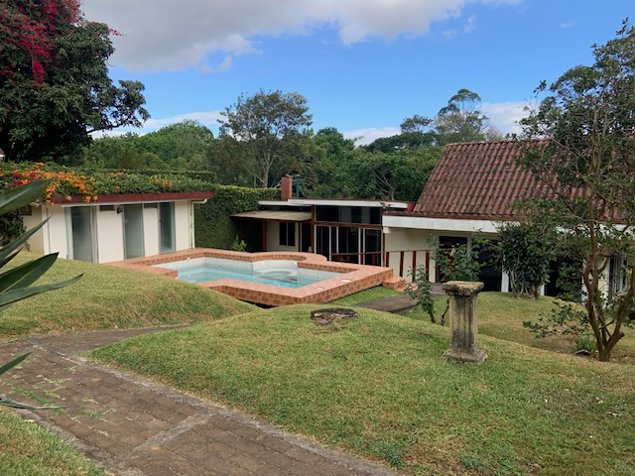 Venta o alquiler de casa independiente con uso de suelo. Granadilla. en Granadilla, Curridabat, San José — $7,000 - Foto 2 de 46