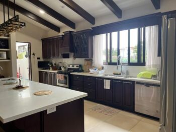 Residencia Moderna con Piscina Interna y Doble Altura – Diseño Exclusivo de 1 Nivel #26-713 GS en Uruca, Santa Ana, San José — $750,000 - Foto 4 de 19