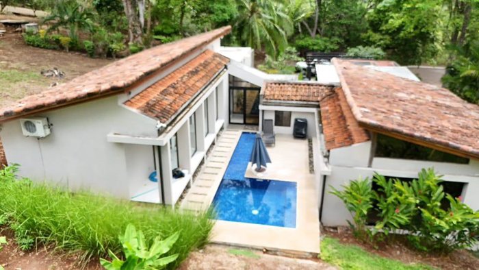 Casa de 3 Habitaciones con Piscina en Condominio Privado in Orotina, Alajuela — $350,000