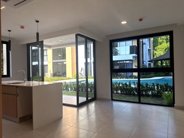 Apartamento con vista a la piscina en Torres del Mar en Jaco en Jacó, Garabito, Puntarenas — $235,000 - Foto 3 de 24