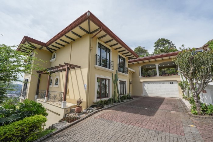 Apartamento de 1 piso con 3 habitaciones + Oficina en Villa Real en Pozos, Santa Ana, San José — $3,500