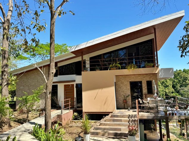 Venta casa semiamueblada c/piscina y vista a la montaña, Orotina. (MV) in Coyolar, Orotina, Alajuela — $344,000 - Photo 2 of 19