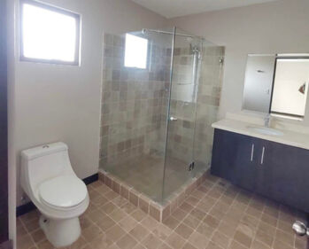 Linda Casa en venta ubicada en un exclusivo condominio en San Antonio, Belén, Heredia — $270,000 - Foto 4 de 12