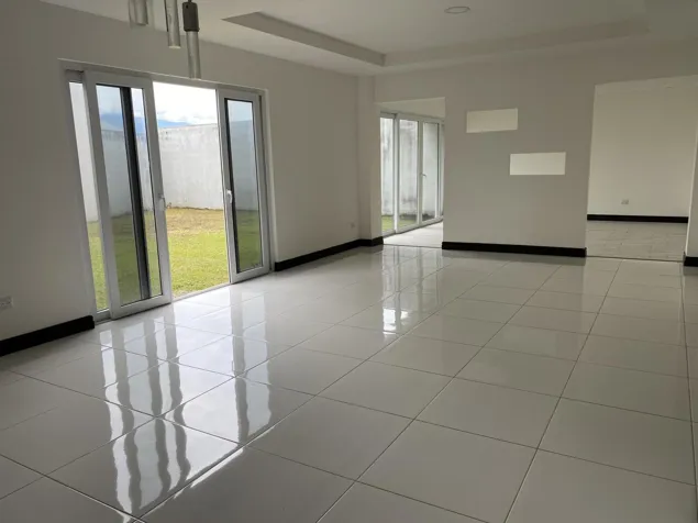 Venta de moderna casa de dos plantas con patio y amenidades en condominio #25-1578 GS in San Rafael, Escazú, San José — $320,000 - Photo 3 of 18