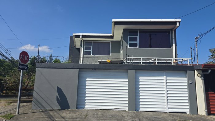 Casa esquinera de 2 plantas, 3 habitaciones y 3 parqueos | La Trinidad, Moravia in La Trinidad, Moravia, San José — ₡ 120 000 000