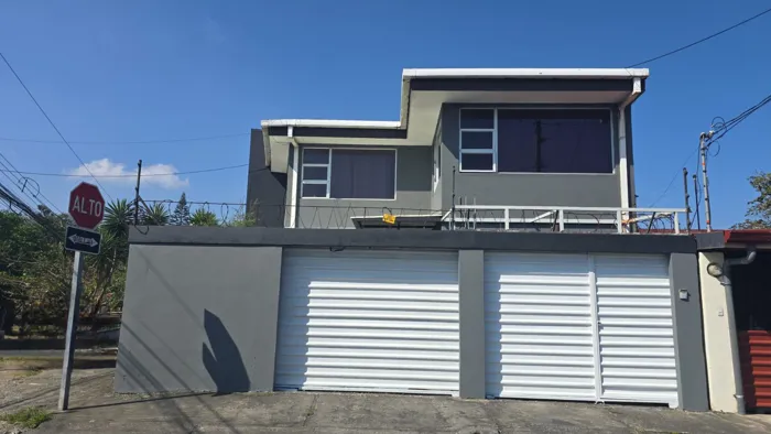 Casa esquinera de 2 plantas, 3 habitaciones y 3 parqueos | La Trinidad, Moravia en La Trinidad, Moravia, San José — ₡ 120 000 000