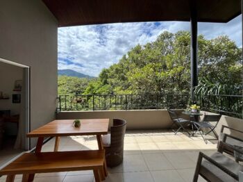 Apartamento en venta moderno con terraza, techos altos y 2 parqueos en Santa Ana #26-718 GS en Santa Ana, San José — $230,000 - Foto 5 de 8