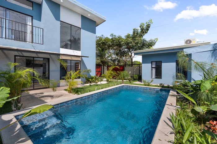 VILLA AZUL: CASA CON PISCINA Y CASITA INDEPENDIENTE CERCA DE TAMARINDO en Tamarindo, Santa Cruz, Guanacaste — $299,000