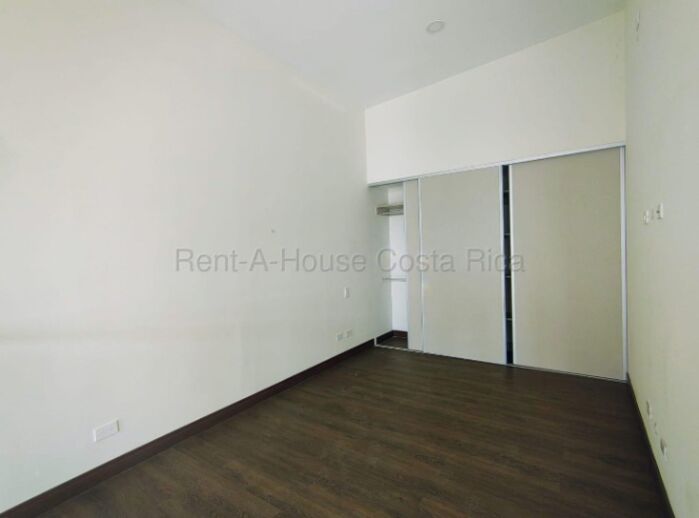 Penthouse de dos niveles con alta rentabilidad en Torres de Heredia #26-1807 GS en Ulloa, Heredia — $242,800