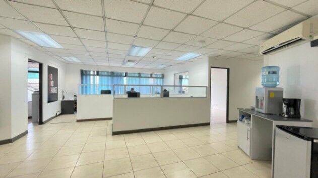 Se vende amplio edificio comercial en Uruca San José 25-1357 en Uruca, San José — $5,500,000