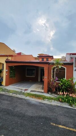 Casa en venta en Condominio Real de Castilla ubicado en Mercedes Norte de Heredia. en Mercedes, Heredia — ₡ 84 525 000