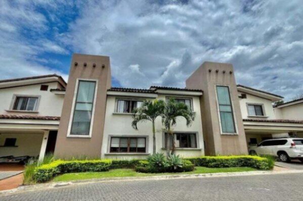 RAH ofrece en venta acogedora casa de dos niveles OFC/AD  in Colón, Mora, San José — $220,000