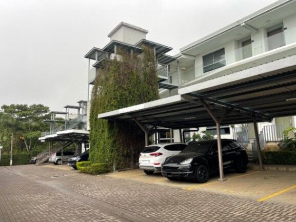 Se vende espacioso apartamento en condominio de San Antonio Escazú 26-162 in San Antonio, Escazú, San José — $210,000