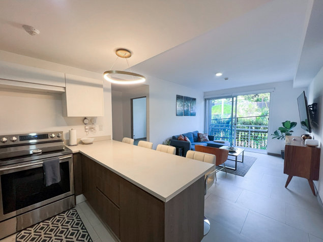 Venta de moderno apartamento en condominio en Escazú in Escazú, San José — $190,000 - Photo 2 of 8