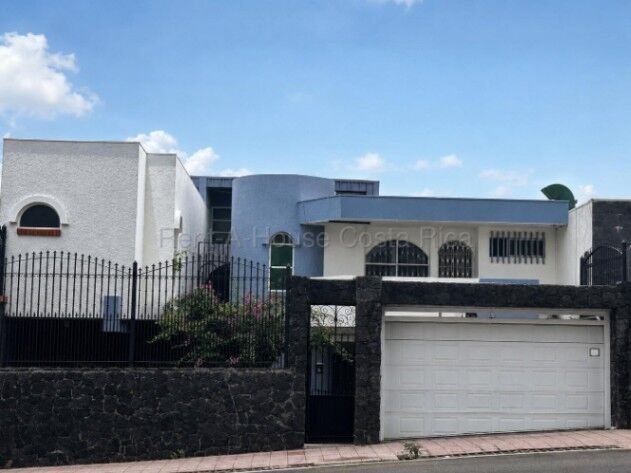 Venta de hermosa casa ubicada en San Vicente de Moravia 27-9 in San Vicente, Moravia, San José — ₡ 162 500 000