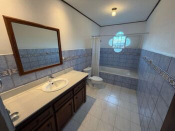 Apartamento en Alquiler Tipo Casa en Condominio Íntimo  in San Rafael, Escazú, San José — $1,800 - Photo 4 of 7
