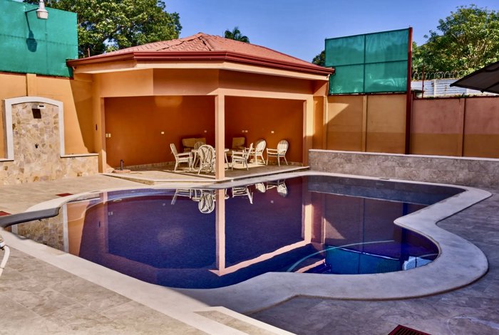 Exclusiva casa de lujo con piscina climatizada con energía solar en Garita, Alajuela — $450,000