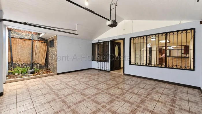 Casa de un Nivel en Venta en Omega, La Unión | 3 Habitaciones y Patio en San Diego, La Unión, Cartago — $179,000 - Foto 2 de 10