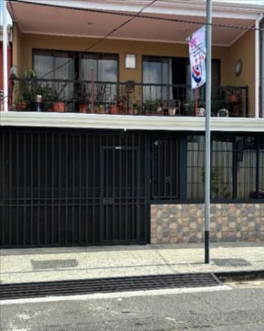  Casa hermosa en San Juan, Tibás, San José — ₡ 107