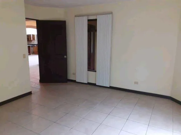 CASA CON PISCINA EN SANTO DOMINGO CENTRO. en Santo Domingo, Heredia — $358,000