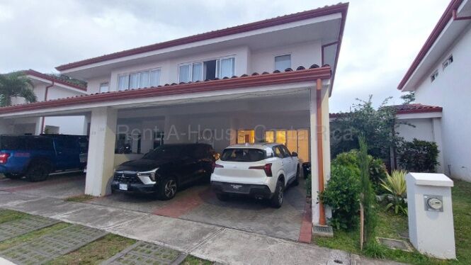 Venta casa moderna en condominio Ciudad Colón in Colón, Mora, San José — $253,000