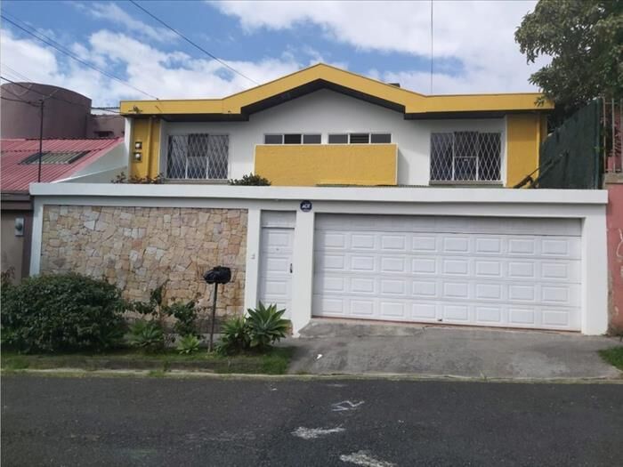 VENTA DE CASA CON APARTAMENTO, SAN JOSÉ, MONTES DE OCA, SABANILLA in Sabanilla, Montes De Oca, San José — ₡ 135 000 000