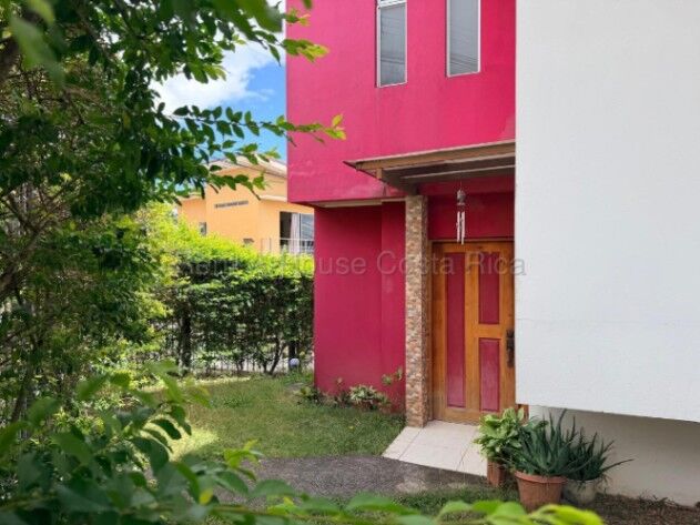 Venta de casa de 3 niveles con amplios espacios y entorno familiar #26-1812 GS en Concepción, La Unión, Cartago — $505,340