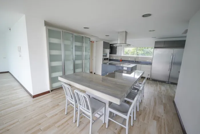 Penthouse de 3 Habitaciones + Oficina en Jaboncillos de Escazú in San Rafael, Escazú, San José — $930,000 - Photo 2 of 29