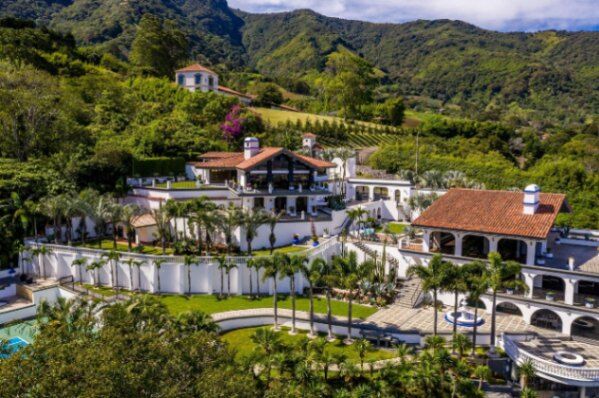 Venta de Preciosa Casa en Escazú, San José / Mls. 25-143 OFC JB in San Antonio, Escazú, San José — $1,995,000