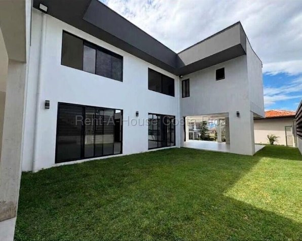 MODERNA CASA EN VENTA EN ULLOA HEREDIA en Ulloa, Heredia — ₡ 348 000 000
