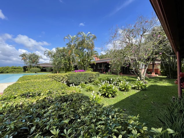 Santa Ana Piedades casa de una planta con 10.763m2 in Piedades, Santa Ana, San José — $1,650,000
