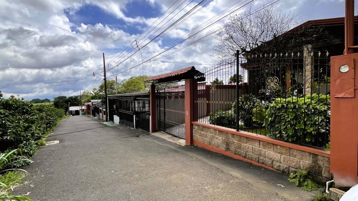 SE VENDE CASA EN GRECIA, ALAJUELA in Grecia, Alajuela — $164,000 - Photo 3 of 27