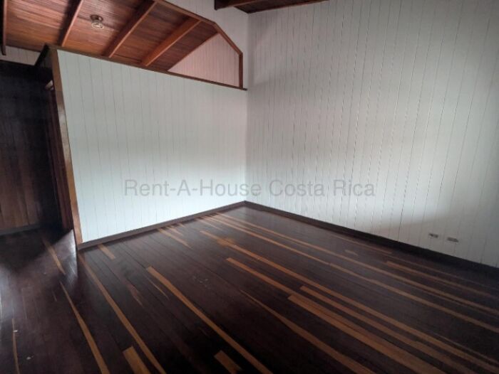 Venta casa dúplex de 4 habitaciones con patio y parqueo cubierto #26-2165 GS in Santa Ana, San José — $240,000
