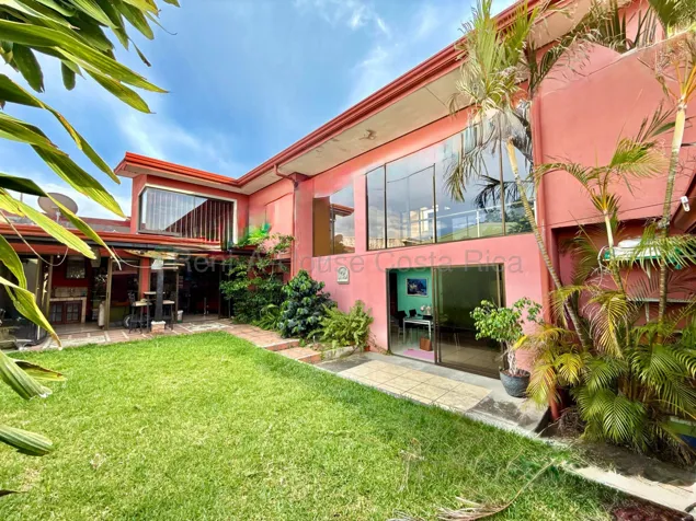 Venta de casa de uso mixto con bar independiente en Mercedes Norte #26-1903 GS en Mercedes, Heredia — $340,000