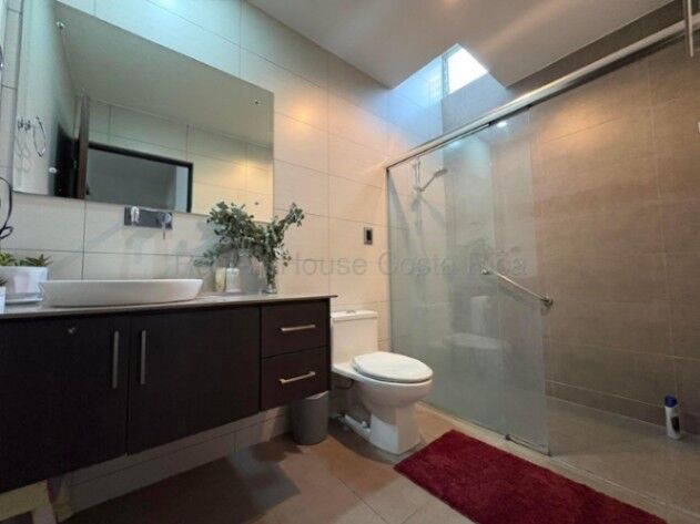 Alquiler de Casa en Río Oro de Piedades, Santa Ana. RAH 26-2010 en Piedades, Santa Ana, San José — $1,900
